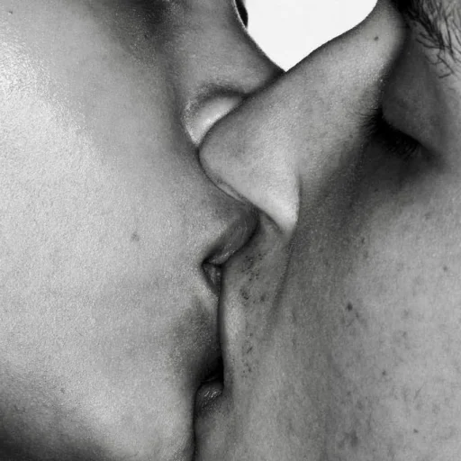Эмодзи Shall we kiss? 🥰